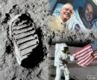 Нейл Армстронг (1930-2012) был астронавт НАСА и первого человека, ступившим на Луну на 21 июля 1969 года, в миссии Аполлон-11